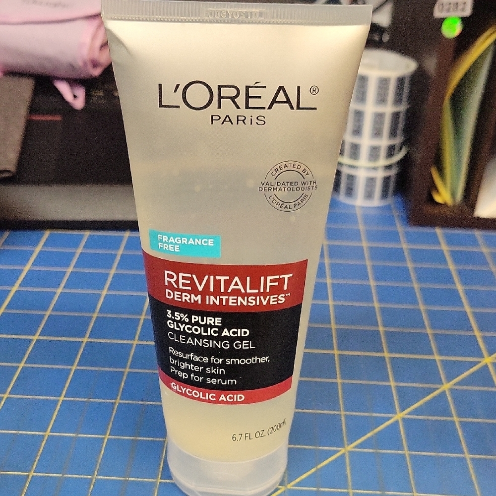 L'Oreal Revitalift Glycolic Acid Cleansing Gel - Fragrance Free 200ml New Tube